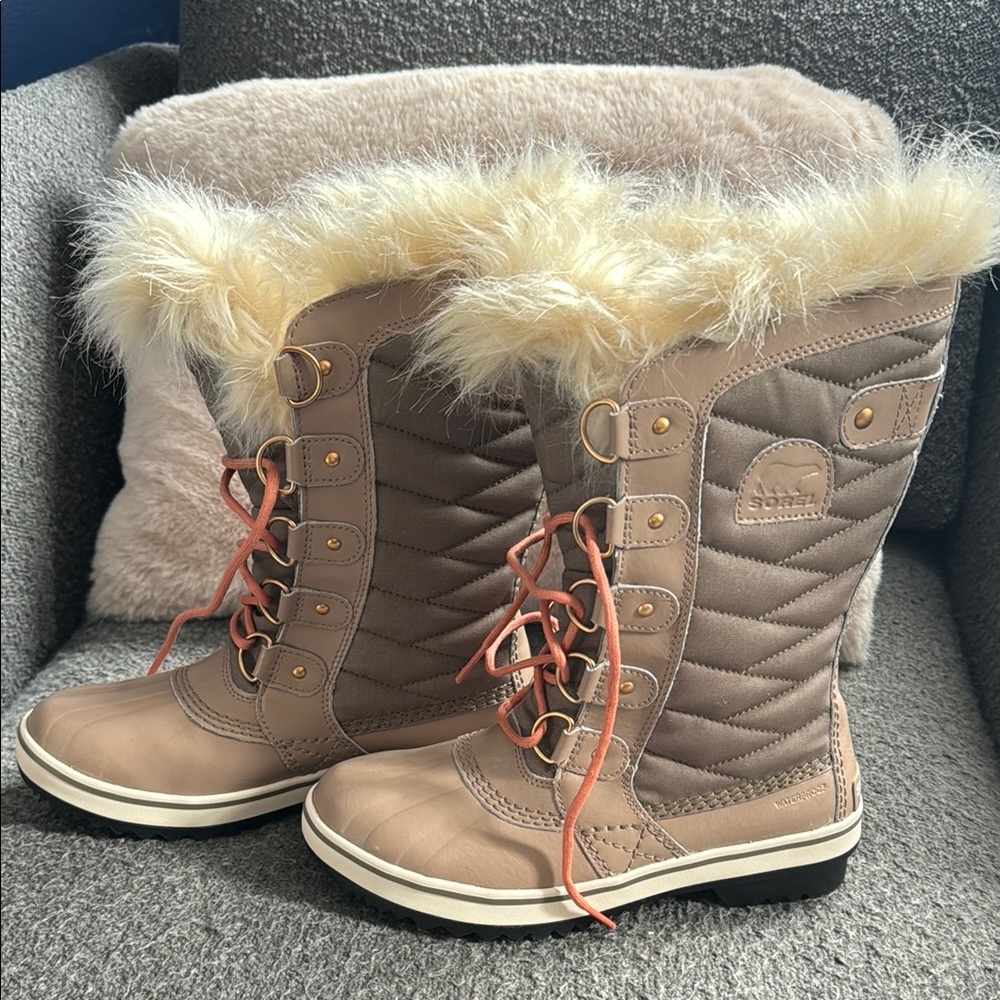 NWT Stylish Tan Fur-Lined Winter Boots